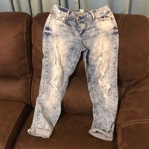 Acid-washed distressed Capri jeans size 7/8